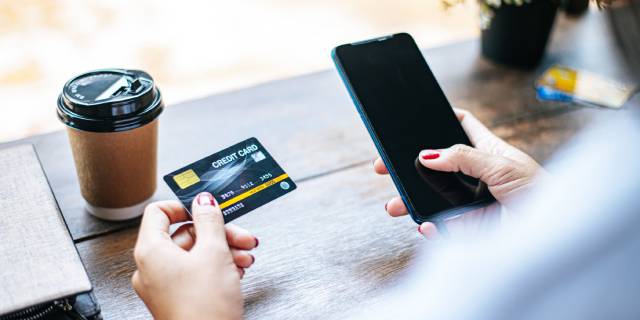 payment-goods-by-credit-card-via-smartphone-1.jpg